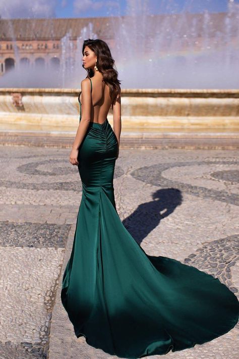 Maribel - Teal Mermaid Gown with Plunge Neck & Tie-Up Back Detail Cocktail Dresses With Sleeves, Emerald Dresses, Dress Display, 파티 드레스, Pretty Prom Dresses, Green Prom Dress, Prom Outfits, Grad Dresses, Satin Prom Dress