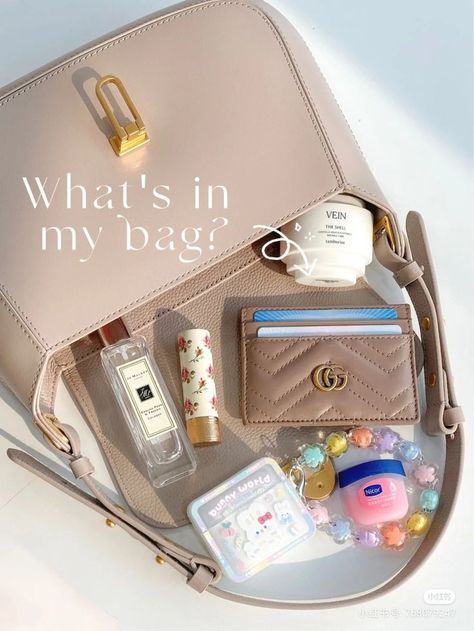 Girl Purse Essentials, Whats In My Purse Essentials, Everyday Bag Essentials, What's In My Purse, In My Purse, What's In My Bag, Inside My Bag, Whats In Your Purse, Purse Essentials