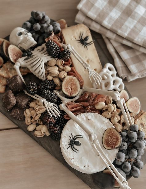 Gothic Charcuterie Board, Skull Charcuterie Board, Creative Food Boards, Comidas Halloween, Halloween Charcuterie Board Ideas, Wood Coffin, Halloween Charcuterie Board, Halloween Themed Snacks, Yogurt Covered Pretzels