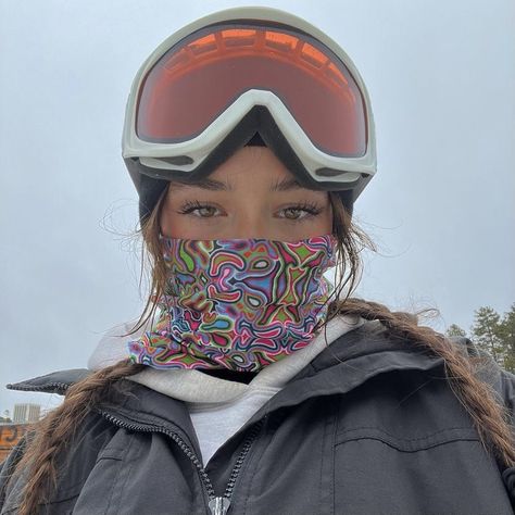 Snowboard Hairstyles, Skiing Hair, Ski Girl Aesthetic, Skiing Hairstyles, Ski Hair, Snowboarding Hairstyles, Snowboarding Aesthetic, Ski Girls, Ski Fits