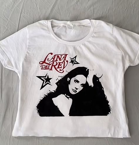 Lana Del Rey Shirt, Sublimacion Ideas, Painted Clothes Diy, Red Season, Painted Clothes, T Shirt Diy, Diy Shirt, Uk Fashion, Lana Del Rey