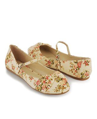 Floral Flat Shoes, Hipster Shoes, Floral Flats, Floral Shoes, All About Shoes, Shoe Closet, Dream Shoes, Sock Shoes, Cute Shoes