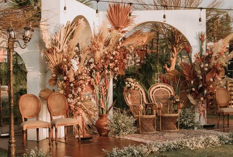 Boho Fall Decor, Indonesian Wedding, Autumnal Wedding, Wedding Stage Design, Wedding Backdrop Design, Traditional Wedding Decor, Wedding Mandap, Boho Wedding Inspiration, Wedding Stage Decorations