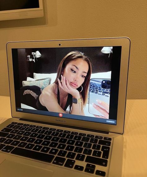 Mac Book Picture Ideas, Mac Book Photobooth Selfie, Digital Pics, Face Pictures, Camera Selfie, Pic Pose, Best Photo Poses, Selfie Ideas Instagram, Cute Selfies Poses