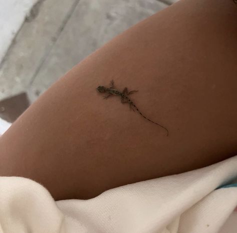 Lizard Photo, Gecko Tattoo, Aesthetic Coconut Girl, Lizard Tattoo, Aesthetic Coconut, Jewel Tattoo, Coconut Girl Aesthetic, Clever Tattoos, Madelyn Cline