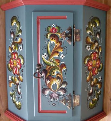 Baroque Stencil, Norwegian Art, Rosemaling Pattern, Colored Furniture, Ideas For Painting, Norwegian Rosemaling, Folk Painting, Useful Ideas, Painting Kitchen