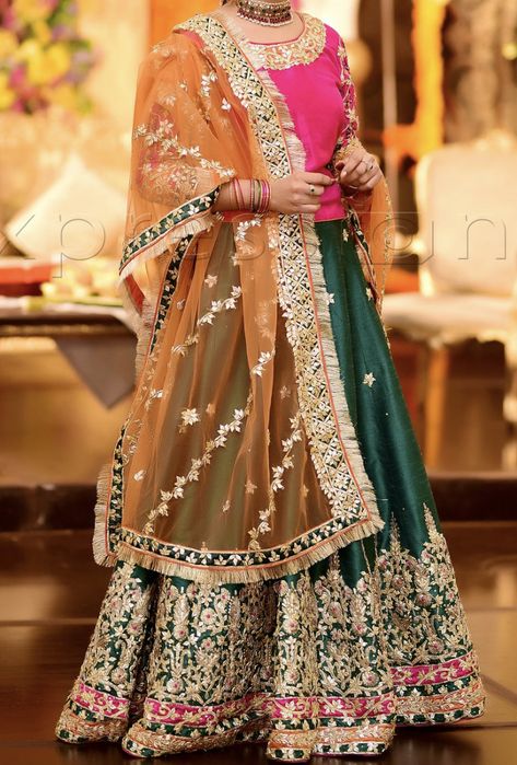 Mehndi Outfit Pakistani Simple, Dress For Mehendi Function Mehndi Outfit, Mehndi Dresses Designs, Mehndi Dress Design, Wadding Dress, Simple Mehndi Dresses, Marriage Suits, Lengha Dress, Functional Dress