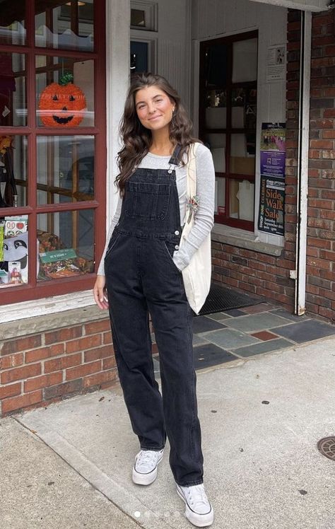 Viviane Audi, Dungaree Outfit, Outfits Con Jeans, Cute Outfits With Leggings, Overalls Fashion, Casual Day Outfits, Causual Outfits, Girls Denim, Alternative Outfits