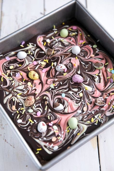 Chocolate Bark Easter Brownies - The Forked Spoon Decorate Brownies, Easter Brownie, Easter Brownies, Easy Easter Desserts, Chocolate Garnishes, Diy Easy Recipes, Easter Desserts Recipes, Slow Cooker Desserts, Easter Baking