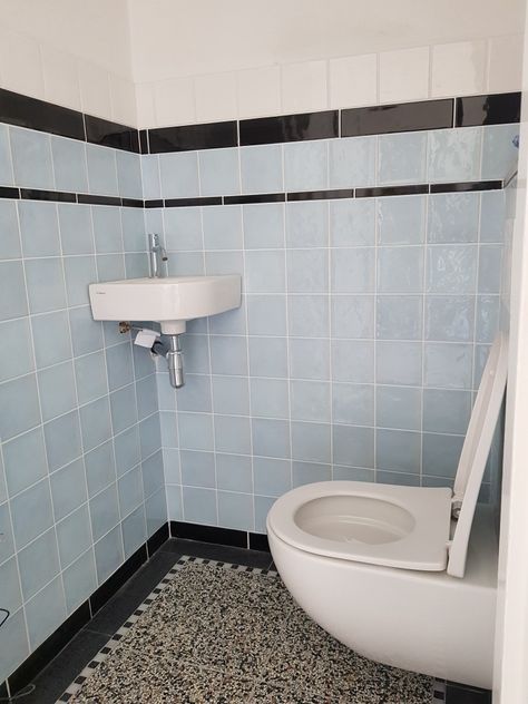 Het toilet beneden. Badkamer wordt in de zelfde stijl. Fun fact: de muur waar de WC tegenaan is gemaakt was eerst de achterdeur. Greece Homes, Toilet Room Decor, Downstairs Loo, Happy New Home, Downstairs Toilet, Small Toilet, Toilet Room, Industrial Interiors, Tiny Bathrooms