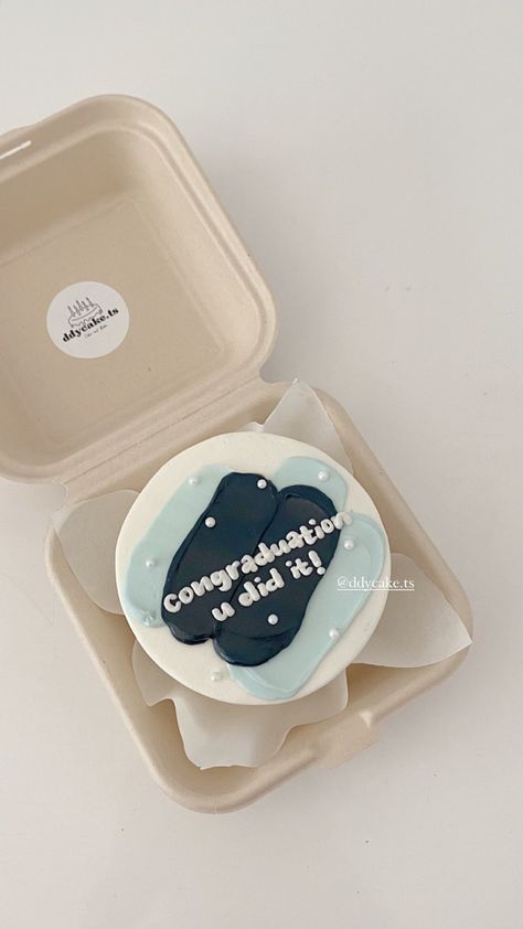 Congratulation Cake Design Simple, Congrats Bento Cake Ideas, Congratulations Bento Cake Ideas, Mini Cake For Graduation, Funny Congratulations Cake, Congratulations Cupcakes Ideas, Graduation Cake Quotes, Congrats Bento Cake, Graduation Bento Cake Design