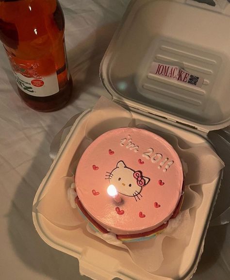 Mobile Arrangement, Simple Anniversary Cakes, Hello Kitty Birthday Cake, B Day Cake, Birthday Sheet Cakes, Cute Birthday Pictures, Food Infographic, Pink Photography, Funny Birthday Cakes