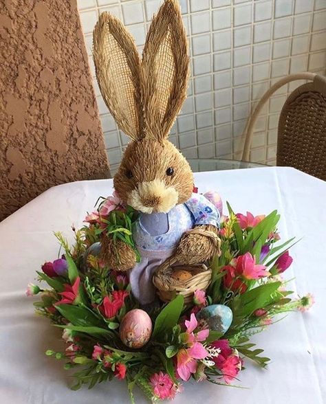 Natural Easter Decor, Easter Floral Decorations, Easter Bunny Centerpiece, Easter Outdoor, Easter Floral Arrangement, Easter Flower Arrangements, Easter Arrangement, Easter Spring Wreath, Easter Wreath Diy