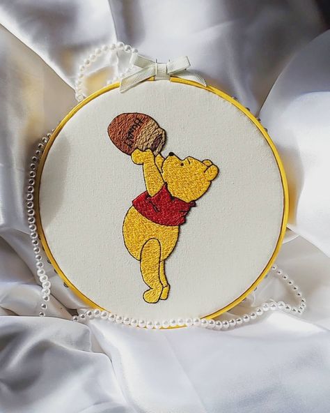 Pooh Embroidery Designs, Up Embroidery Pixar, Winnie The Pooh Hand Embroidery, Disney Character Embroidery, Pooh Bear Embroidery, Embroidery Disney Designs, Winnie The Pooh Embroidery Pattern, Embroidery Winnie The Pooh, Disney Embroidery Designs Hand