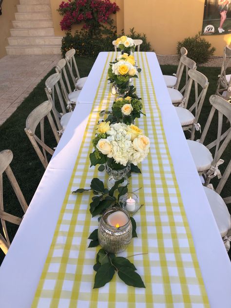 Yellow And White Dinner Party Decor, Summer Birthday Table Decor, Yellow Party Decorations Ideas, Yellow Graduation Decorations, Yellow Picnic Party, Yellow And Green Theme Birthday Party, Yellow Brunch Decor, Yellow White Gold Table Decor, White And Yellow Table Setting