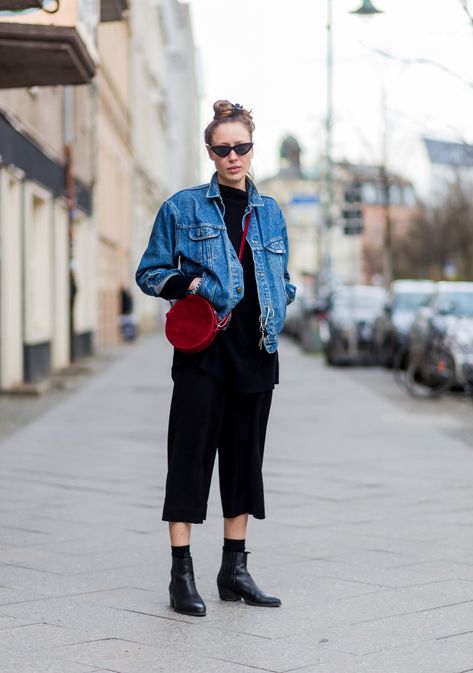 An All-Black Outfit Worn With a Denim Jacket and a Red Bag Red Accessories Outfit, Red Bag Style, Cristal Bag, Red Purse Outfit, Red Bag Outfit, Bag Outfit Ideas, Everday Style, Red Handbags, Red Tote