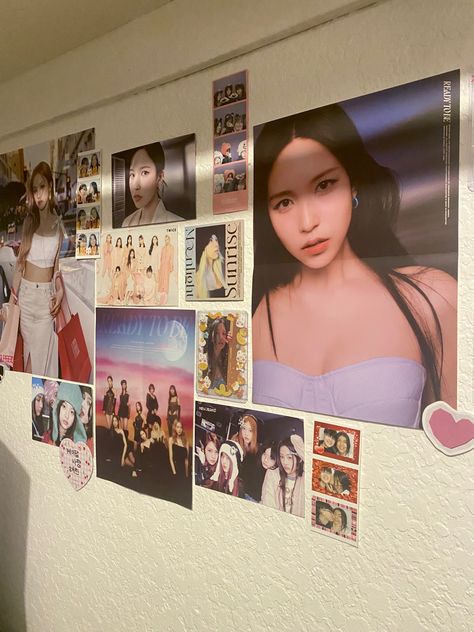 Kpop Wall, Wall Collage Decor, Desk Makeover, Room Ideas Aesthetic, Poster Display, Poster Room, Room Desk, Kpop Posters, Room Makeover Inspiration