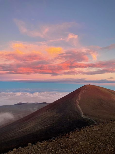 mountain upon the clouds with a beautiful sunset Mauna Kea Sunset, Hawaii Mountains Aesthetic, Hawaii Icons, Mauna Kea Hawaii, Hawaiian Aesthetic, Summer Widgets, Hawaii Mountains, Sunsets Hawaii, 2024 Travel