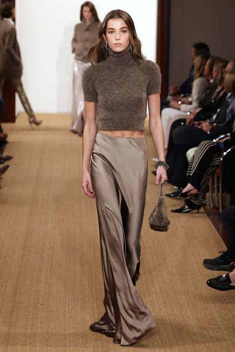 Ralph Lauren Fall 2024 Runway, Fashion Show & Collection Review [PHOTOS] Ralph Lauren Holiday Aesthetic, Ralph Lauren 2024 Women Fall, European Chic Outfits, Ralph Lauren Jeans Outfit, Ralph Lauren Office Aesthetic, Fashion Fall 2024 2025, Ralph Lauren Christmas Photoshoot, Western Ralph Lauren Aesthetic, Everyday Fashion Outfits 2024