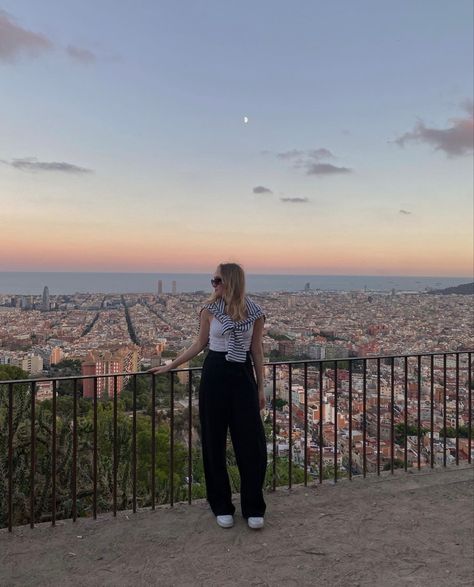 Barcelona Ig Pics, Barcelona Poses Photo Ideas, Barcelona Pics Ideas, Barcelona Inspo Pics, Outfit Barcellona, Barcelona Instagram Pictures, Barcelona Picture Ideas, Barcelona Aesthetic Outfit, Spain Photo Ideas