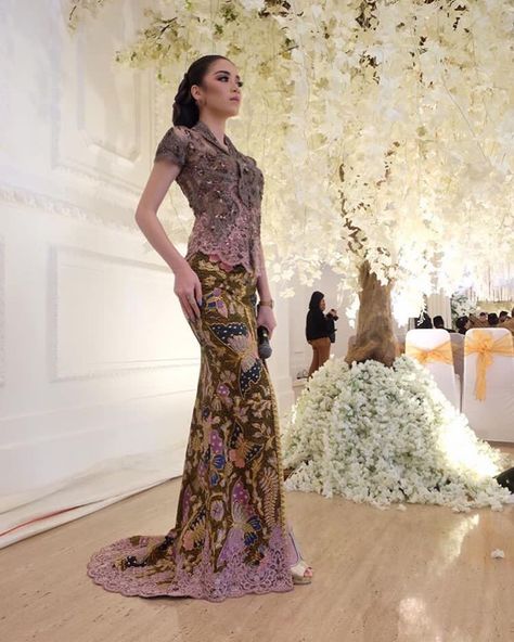 Anne Avantie Kebaya, Tenun Lurik, Indonesian Kebaya, Kebaya Wedding, Kebaya Dress, Wedding Gown Inspiration, Batik Fashion, Batik Dress, Traditional Fashion