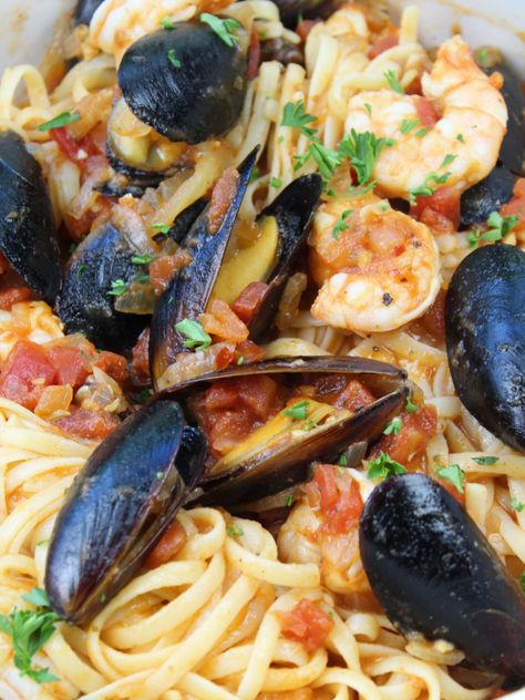 Seafood Linguini, Mussels Marinara, Mussels Pasta, Seafood Linguine, Mussels Recipe, Shrimp Recipes For Dinner, White Wine Sauce, Homemade Tomato Sauce, Bariatric Recipes