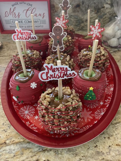 Carmel Apples Christmas, Holiday Candy Apples, Christmas Chocolate Covered Apples, Christmas Chocolate Apples, Christmas Carmel Apples, Tajin Apples, Christmas Caramel Apples, Christmas Candy Apples, Candy Apples Diy