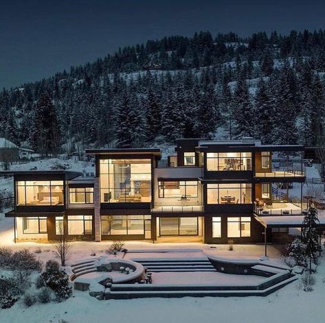 Stunning glass mansion on the side of a snowy mountain! What would you rate it out of 1-10!?✨ Locatio Modern Glass Mansion, Winter Mansion, Glass Mansion, Twilight House, Mountain Mansion, Winter House Exterior, Mountain Dream Homes, Kelowna British Columbia, Homes Of The Rich