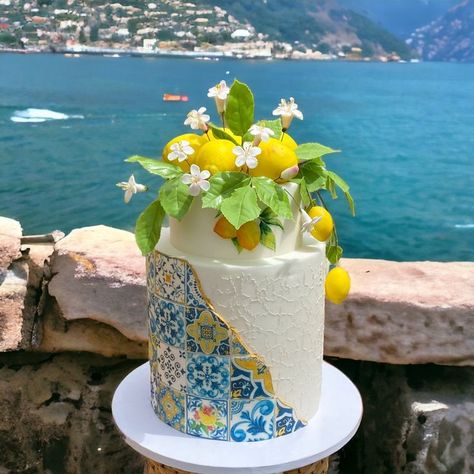 Amalfi Coast Cake, Lemon Tablescape, Italian Baby Showers, Lemon Birthday Cakes, Lemon Wedding Cakes, Mum Cake, Eid Cake, Italian Party, Italian Theme