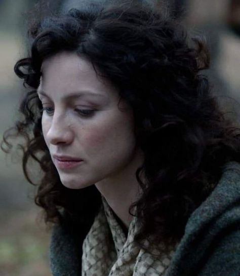 Claire Fraser Hair, Claire Fraser Aesthetic, Clair Fraser, Long Layered Curly Hair, Catriona Balfe, Medieval Aesthetic, Layered Curly Hair, Outlander 3, Photo Portraits