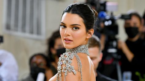 The supermodel's Met Gala beauty look was a nod to Audrey Hepburn in "My Fair Lady." Kendall Jenner Met, Kendall Jenner Met Gala, Eliza Doolittle, Bold Dresses, My Fair Lady, Fair Lady, Red Carpet Dresses, Audrey Hepburn, Color Rosa