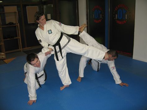 Aikido Martial Arts, Male Vs Female, Women Karate, Karate Kick, Female Martial Artists, Self Defense Women, Martial Arts Girl, Martial Arts Women, Martial Artists