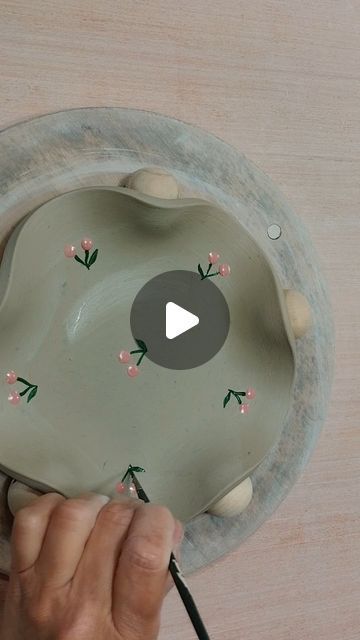 Céramique par Nature | L'ASSIETTE ONDULÉE   C'est une assiette toute simple et facile à réaliser.  Un disque d'argile, un gabarit à 5 quartiers, des billes ... | Instagram Cute Simple Pottery Ideas, Simple Clay Ideas, Simple Pottery Ideas, Clay Modelling Ideas, Modelling Clay Ideas, Modeling Clay Ideas, Cerámica Ideas, Tassen Design, Modeling Clay