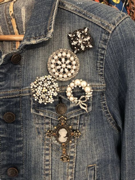 Jean Jacket With Brooches, Brooches On Denim Jacket, Broaches For Women, Fashion Upcycle, Brooch Dress, Embellished Denim Jacket, Casual Chique, Jersey Jacket, Embellished Denim