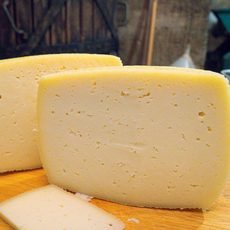 Homemade Parmesan Cheese, Pecorino Cheese Recipes, Canned Cheese, Cheese Recipes Homemade, Cheese Making Recipes, Goat Milk Recipes, Making Cheese, Diy Cheese, Farmers Cheese