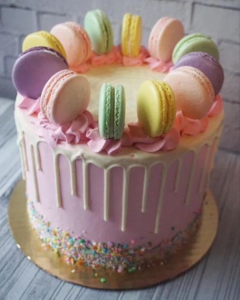 Macarons and cake make the best *aesthetic* photos : Baking Cute Cakes With Macarons, Rainbow Macaron Cake, Macaron Birthday Party Decorations, Cake With Macaroons On Top, Macaroons Birthday Cake, Pastel Macaron Cake, 12th Birthday Party Ideas Girl, Macaroon Cake Ideas, Macarons Birthday Cake