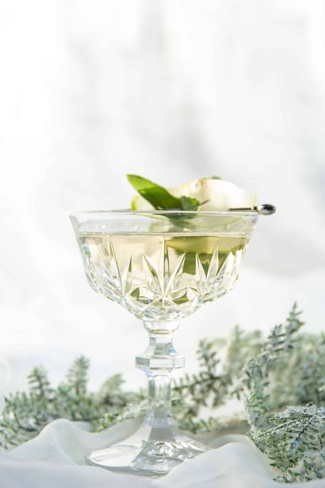 Sake, Pear and Sage Martini - Low ABV cocktail for winter | Liquid Culture Pear Liqueur, Cocktail Photography, Green Cocktail, Creative Cocktail, Winter Cocktails, Martini Recipes, Champagne Cocktail, Fruit Cocktails, Signature Drinks