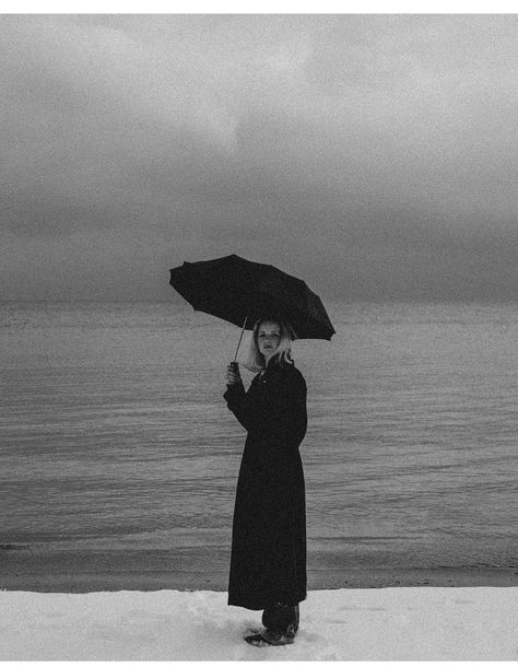 Rainy Day Photoshoot Ideas, Black Umbrella Photoshoot, Umbrella Fashion Photography, Raining Photoshoot, Rain Photoshoot Aesthetic, Photoshoot In Rain, Photoshoot With Umbrella, Rainy Photoshoot Ideas, People In Rain