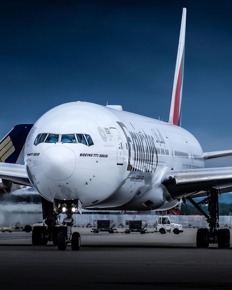 Boeing 777 Wallpaper, Emirates Wallpaper, Emirates Pilot, 3d Phone Wallpaper, Jets Privés De Luxe, Plane Wallpaper, Emirates Flights, Jet Privé, Emirates Cabin Crew