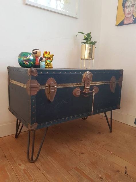 Diy Trunk Table, Upcycle Chest Trunk, Trunk Ideas Decor, Upcycle Trunk, Old Trunk Ideas Decor, Metal Trunk Painting Ideas, Vintage Trunk Decor, Refurbished Trunk, Vintage Trunk Makeover