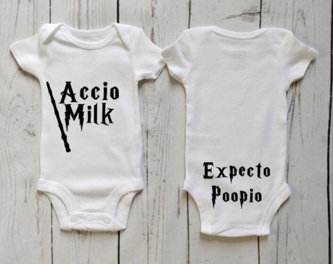 Cricut Onesie Ideas, Harry Potter Baby Clothes, Baby Onesies Diy, Harry Potter Onesie, Harry Potter Nursery, Onesies Baby, Harry Potter Baby Shower, Cricut Baby