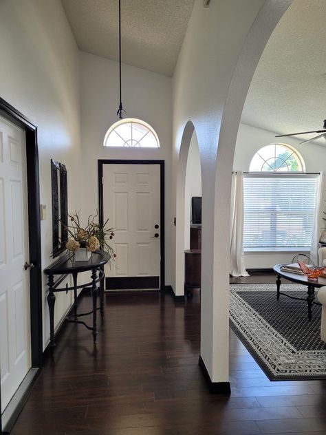 Black Trim With White Doors, White Wall Black Baseboard, White Walls Black Skirting Board, Black Baseboards White Walls, White Walls Black Baseboards, White Doors With Black Trim, White Living Room With Black Trim, Painting Baseboards And Trim, White Door With Black Trim