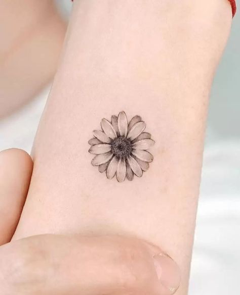 The Meaning of Daisy Tattoos: A Guide to Interpretations Gerbera Daisy Tattoo, White Daisy Tattoo, Daisy Tattoo Meaning, Daisy Chain Tattoo, Small Daisy Tattoo, Daisy Tattoo Designs, Cover Up Tattoos For Women, Daisy Flower Tattoos, Chain Tattoo