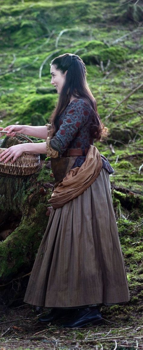 Malva Outlander, Medieval Herbalist Outfit, Outlander Malva, Fantasy Forager Outfit, Medieval Traveling Clothes, 1600s Scottish Fashion, Medieval Hunting Clothes, Outlander Style, Medieval Outfit