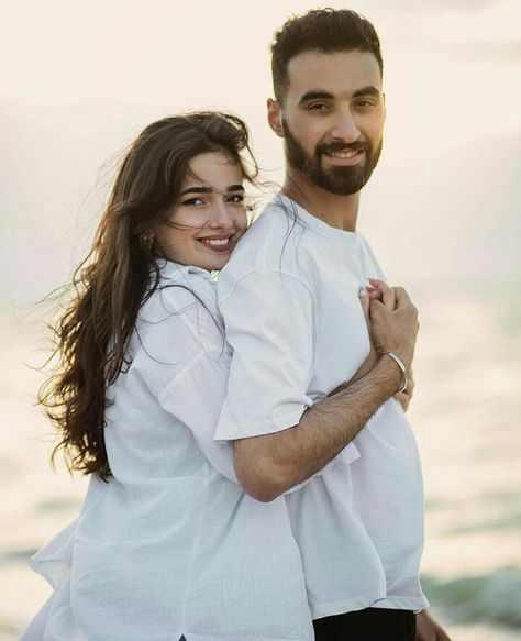 Couple Poses In Switzerland, Switzerland Poses, Couples Candid Photography, Couples Beach Photography, Bride Photos Poses, Couple Pregnancy Photoshoot, Pre Wedding Photoshoot Outfit, Romantic Couple Poses, Engagement Photography Poses