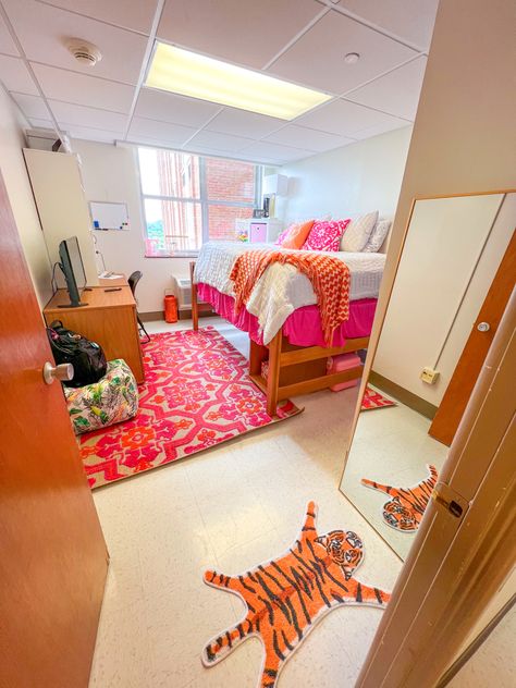 University Of Tennessee Dorm Room, Preppy Dorm Room Ideas Pink And Orange, Hot Pink And Gold Room, College Dorm Preppy, Mizzou Dorm Room, Utk Dorm Room University Of Tennessee, Pink And Orange Dorm Room Ideas, Preppy Dorm Ideas, Preppy Dorm Rooms