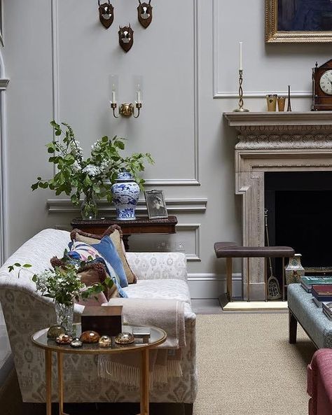 Sims Hilditch Interiors (@simshilditch) • Instagram photos and videos English Country Aesthetic, Small Hallway Decorating, Sims Hilditch, Entrance Hall Decor, Country Aesthetic, Cosy Interior, Hall Decor, Space Interiors, Small Hallways