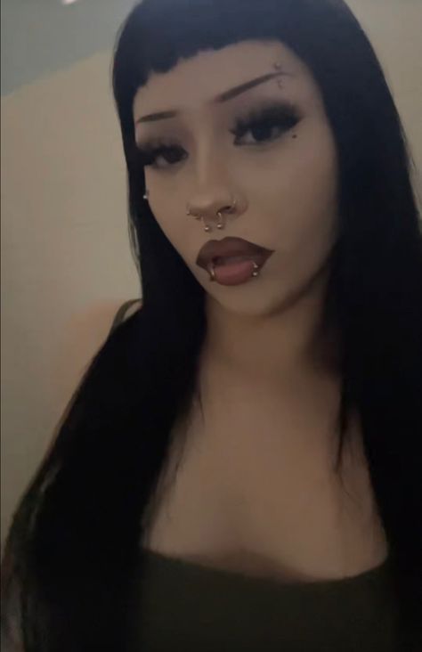 Straight Eyebrows Goth, Charity Core Aesthetic, Grunge Eyebrows, Alt Baddie Makeup, Goth Baddie Makeup, Shaved Eyebrows Makeup, No Eyebrow Makeup, Goth Brows, Alternative Eyebrows