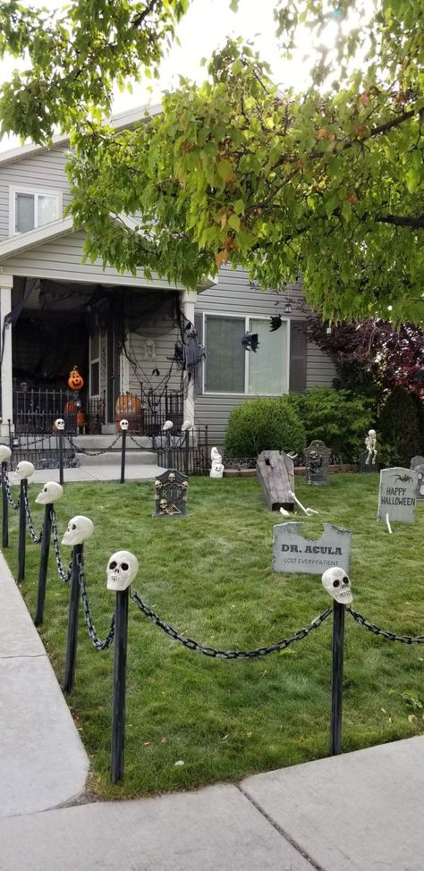 Halloween Decorations Outdoor Graveyard Decorating Ideas, Halloween Lawn Graveyard, Spooky Front Yard Decorations, Graveyard Yard Decorations, Zombie Apocalypse Front Yard, Scary Cemetery Halloween Decorations, Spooky Yard Decorations, Front Lawn Halloween Decor, Front Yard Halloween Themes