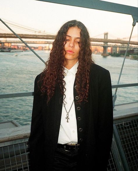 070 Shake, Masc Women, Emo Girls, Long Curly Hair, Attractive People, Long Curly, Girl Icons, Girl Crush, Cute Casual Outfits